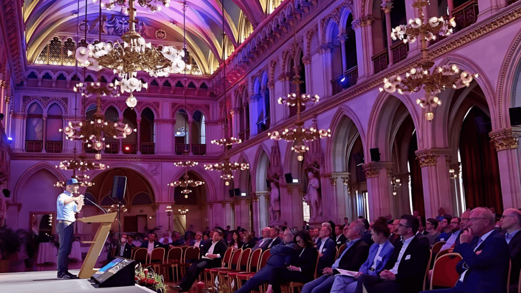 Emanuel Aichhorn im Wiener Rathaus im Festsaal